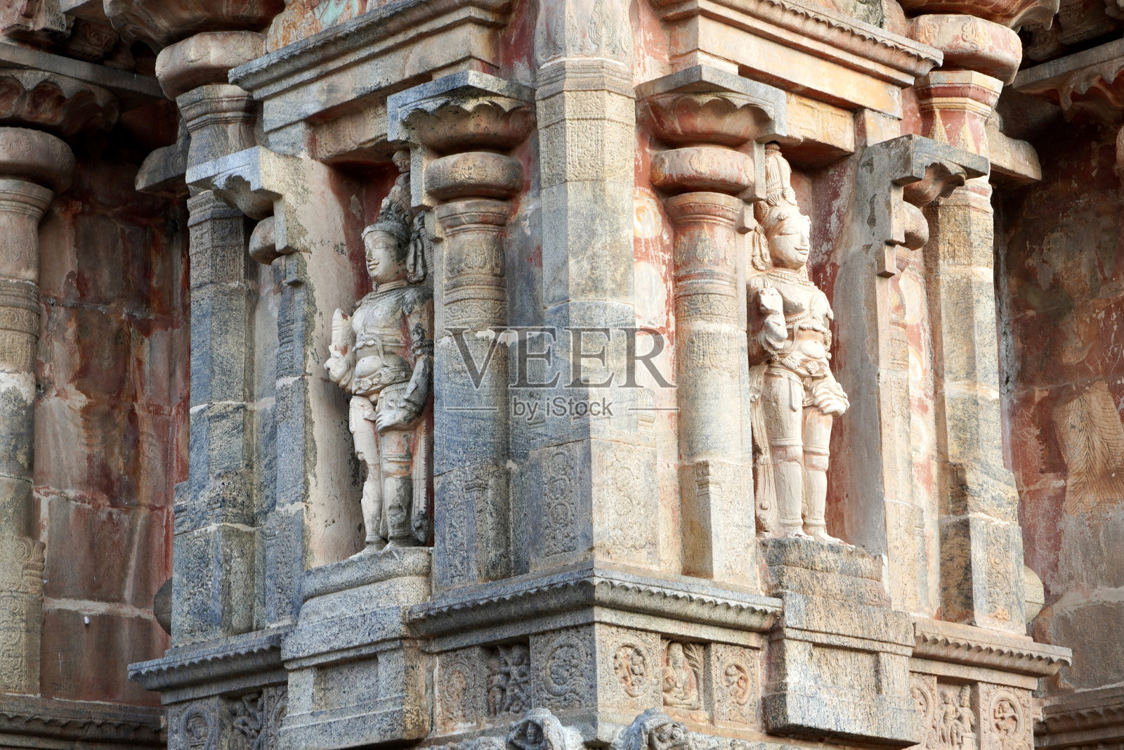 寺庙墙壁上的印度教神像雕塑。照片摄影图片