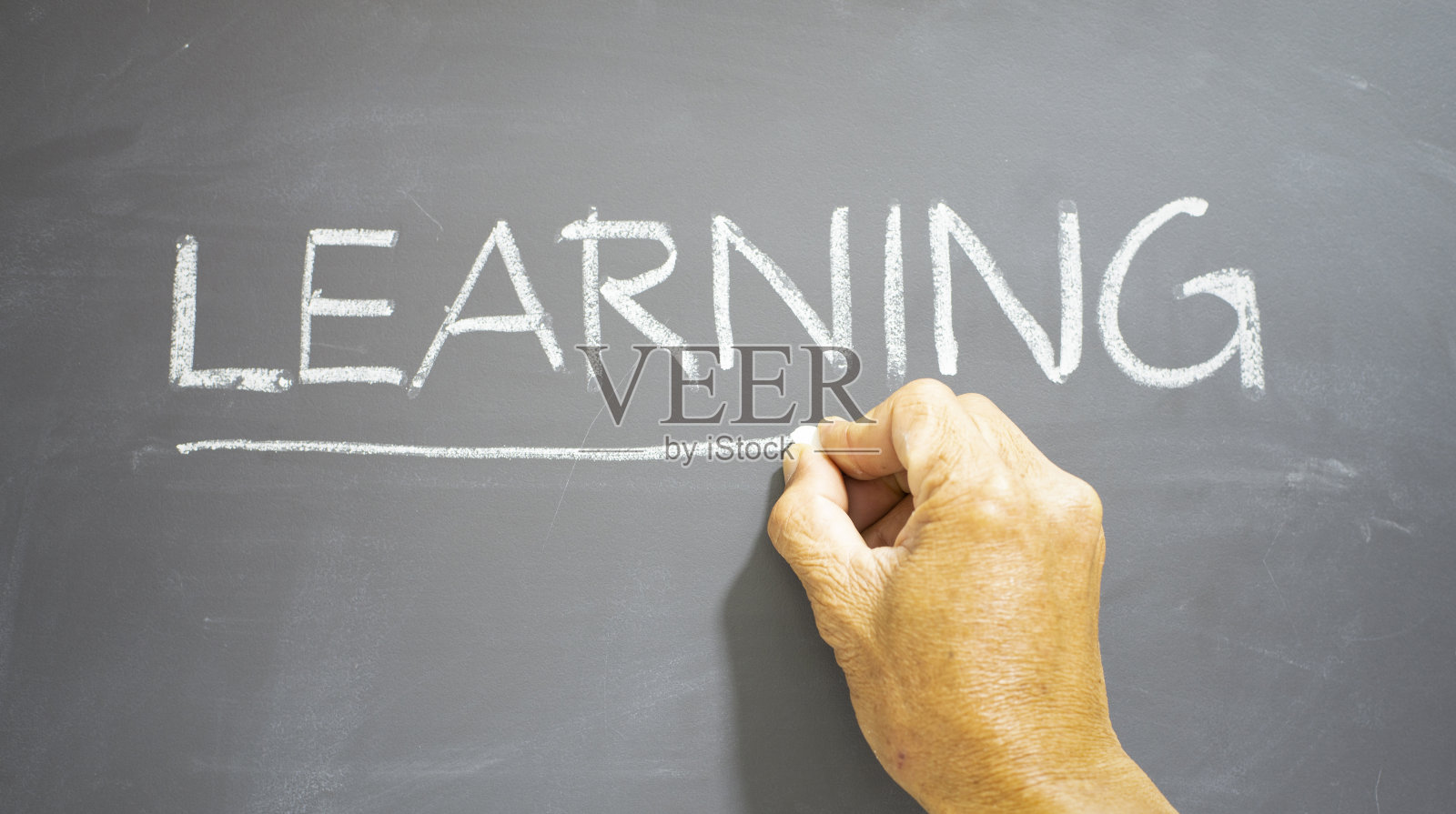 在灰色背景下手写一本关于教育的书照片摄影图片