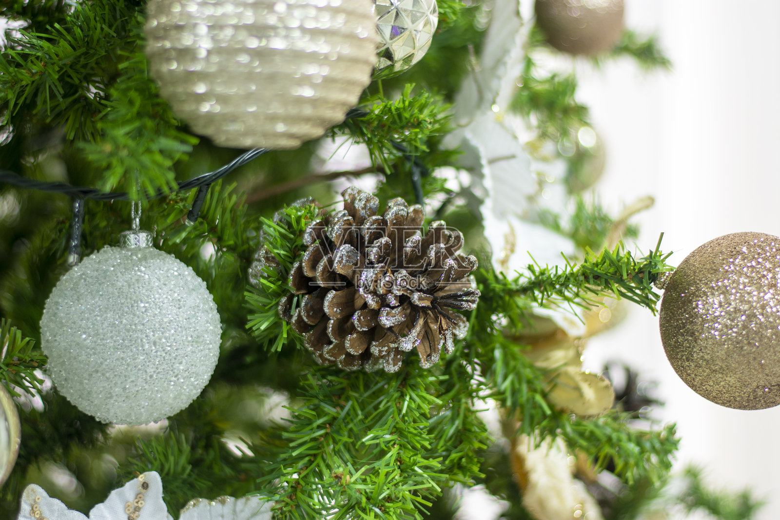 圣诞装饰用球和树照片摄影图片
