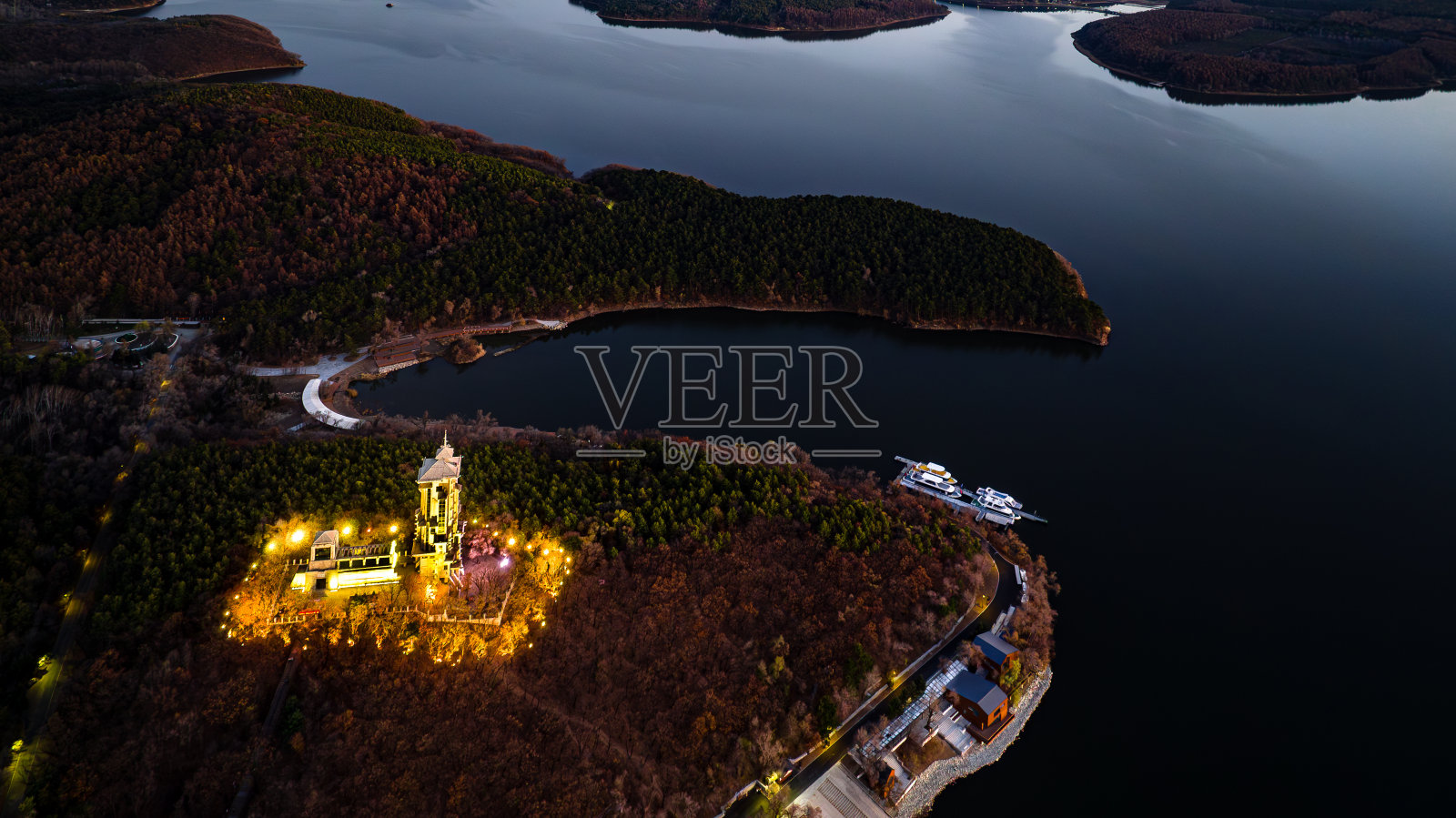 中国长春净月潭国家森林公园秋夜景照片摄影图片