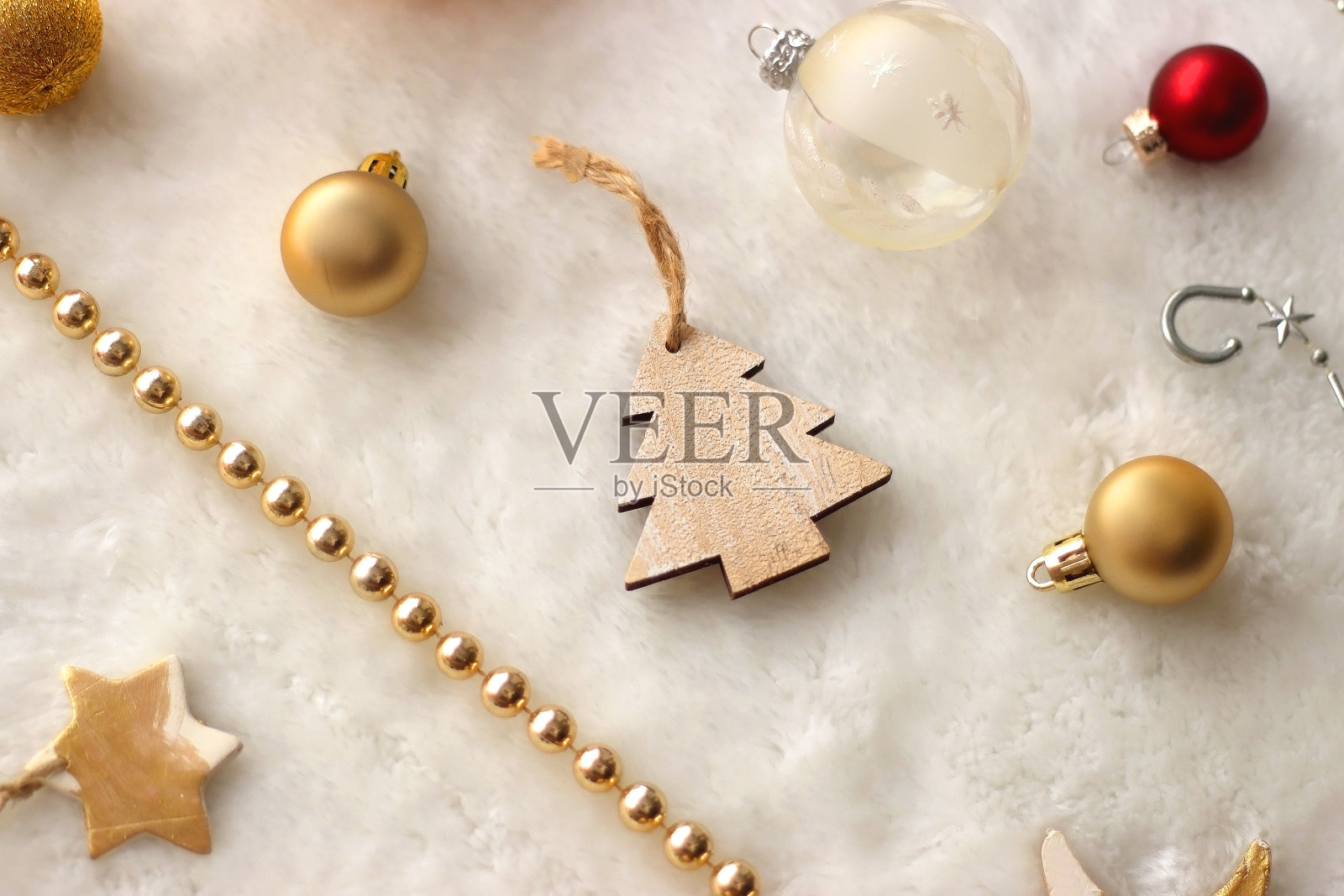 圣诞装饰品和白色皮毛照片摄影图片