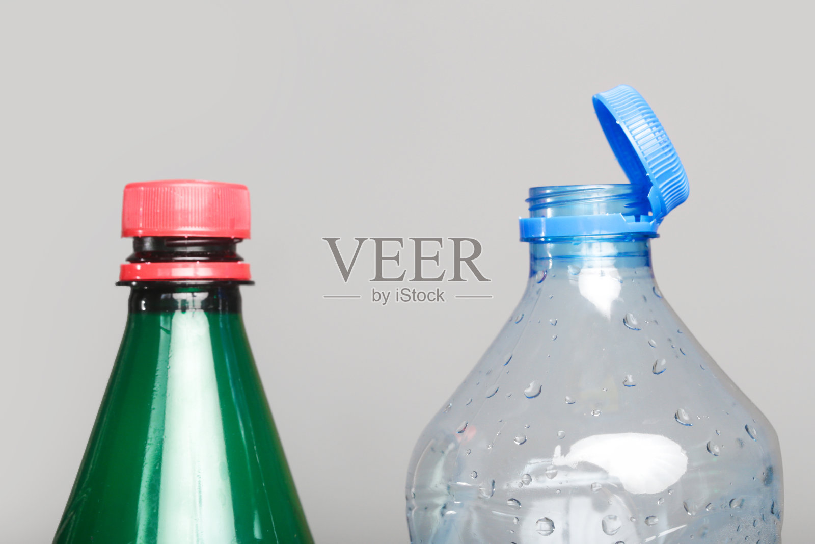 旧型号和新盖子连接在塑料瓶上的例子，通过连接在安全环上的固体标签连接到瓶子的颈部。照片摄影图片