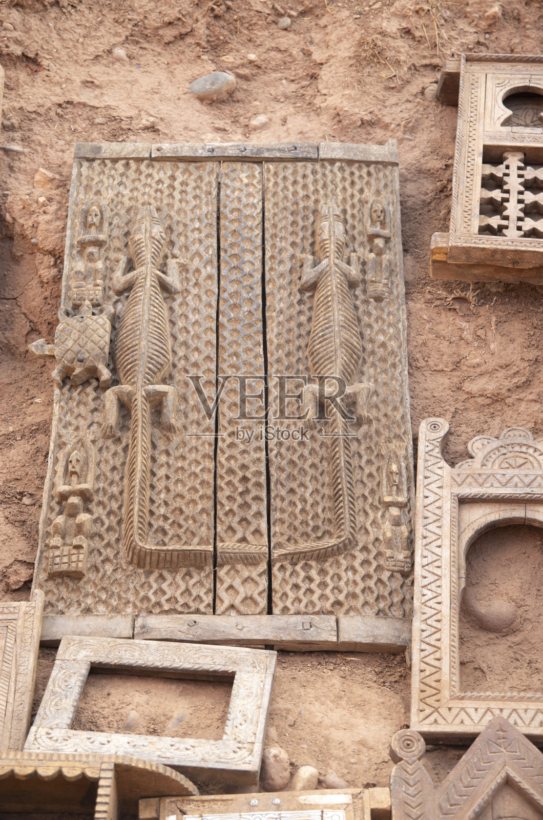 古老的摩洛哥雕刻木门与蜥蜴在街头交易在Ait本哈杜，摩洛哥照片摄影图片