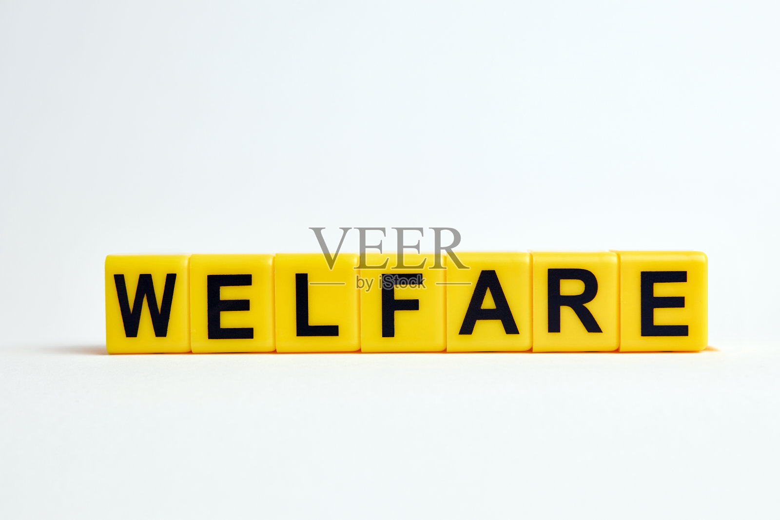 福利这个词是由一个个字母组成的立方体。照片摄影图片