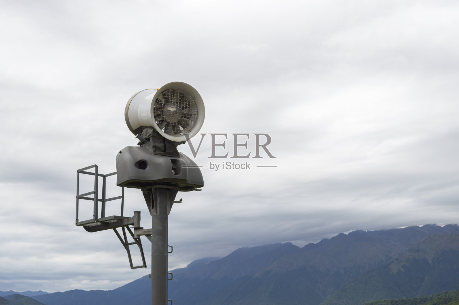 雪炮在山的背景照片摄影图片