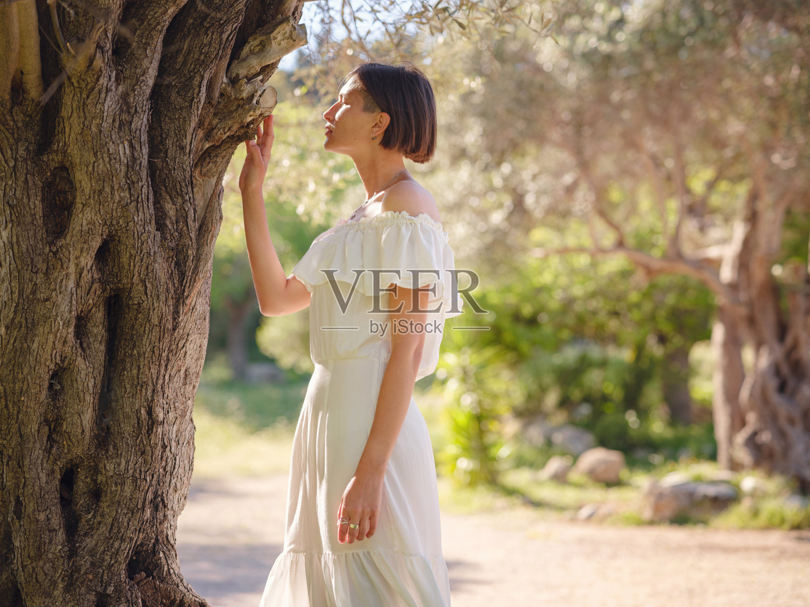 美丽的亚洲年轻女子在户外穿着白色连衣裙照片摄影图片