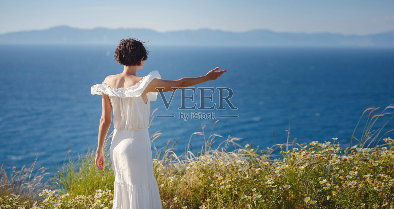 美丽的亚洲年轻女子在户外穿着白色连衣裙照片摄影图片