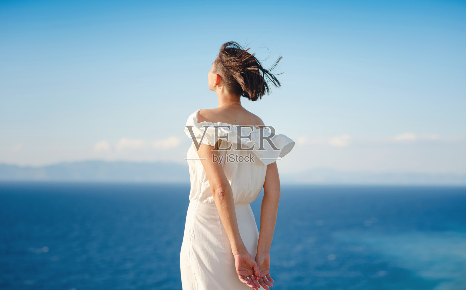 美丽的亚洲年轻女子在户外穿着白色连衣裙照片摄影图片