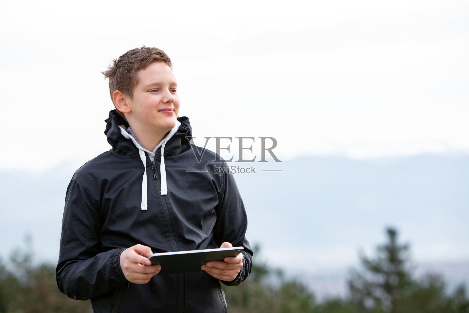 好奇的荒野:一个青少年的自然发现之旅与数字平板电脑照片摄影图片