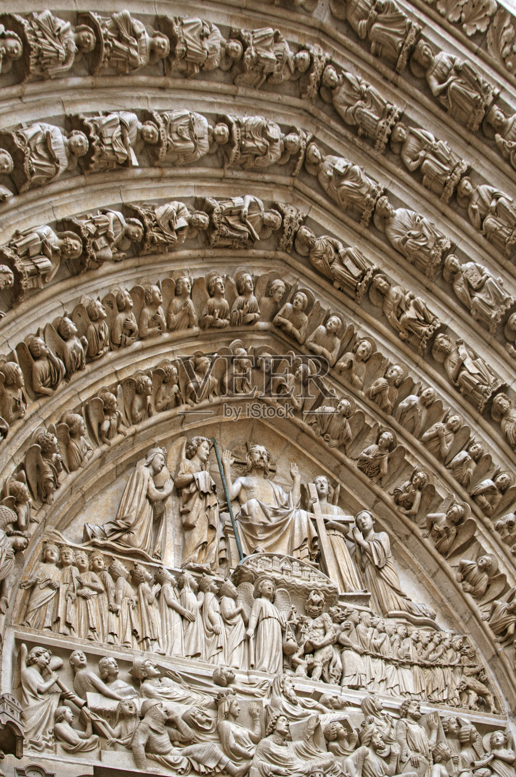 圣母院入口处的装饰是圣徒雕塑。照片摄影图片