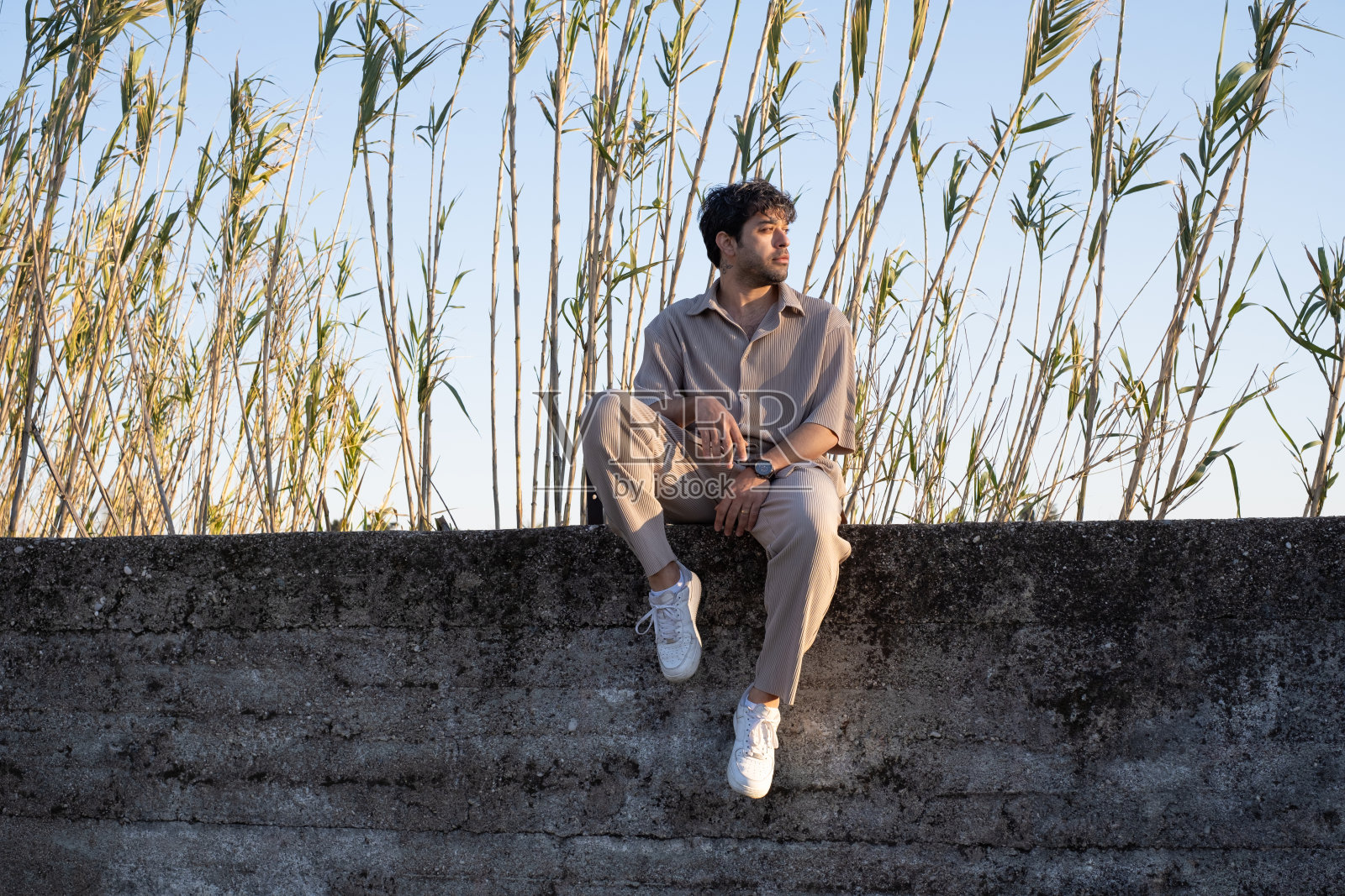 有影响力的风格 - 户外年轻男人照片摄影图片