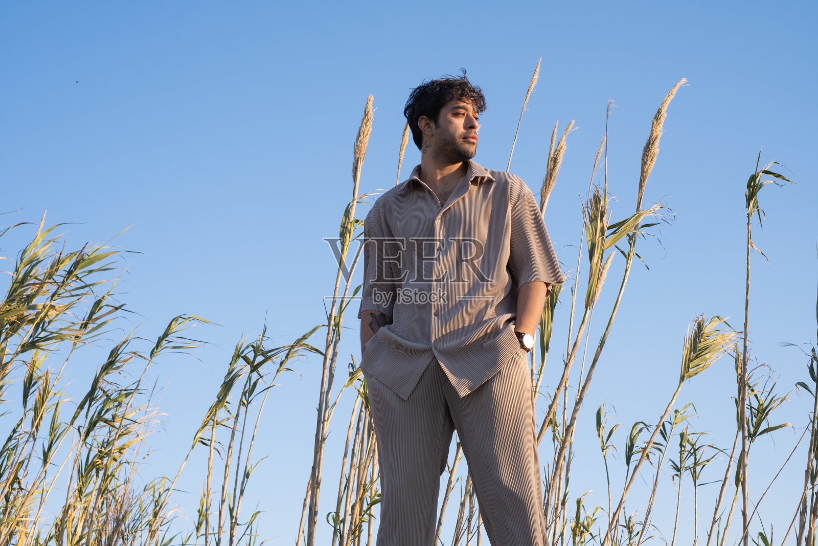 有影响力的风格 - 户外年轻男人照片摄影图片