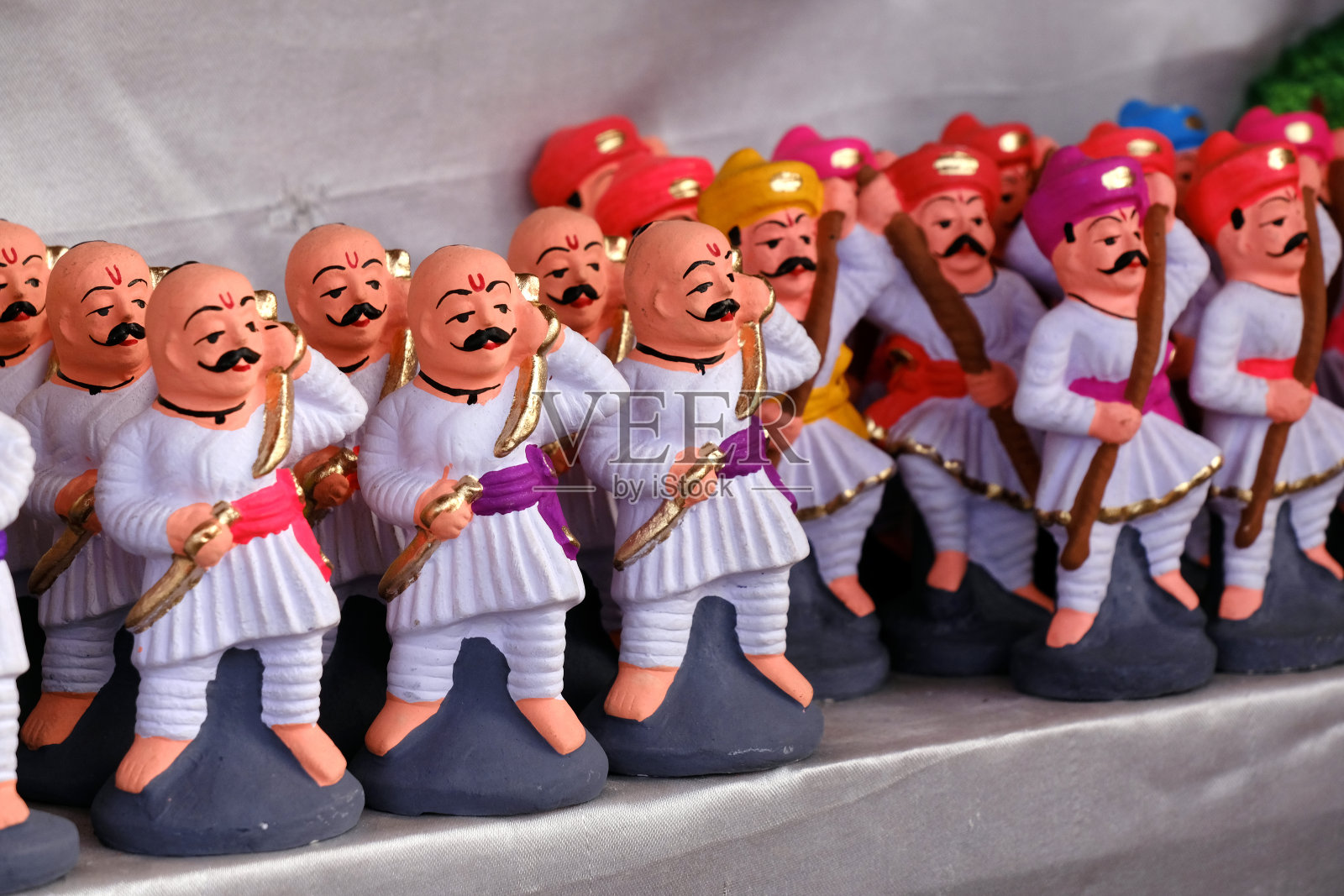 印度，浦那。在马哈拉施特拉邦，孩子们用泥土建造堡垒，向贾特拉帕蒂·希瓦吉·玛哈茹阿贾致敬，并用泥土做的小战士雕像装饰堡垒，排灯节前在市场上出售。照片摄影图片