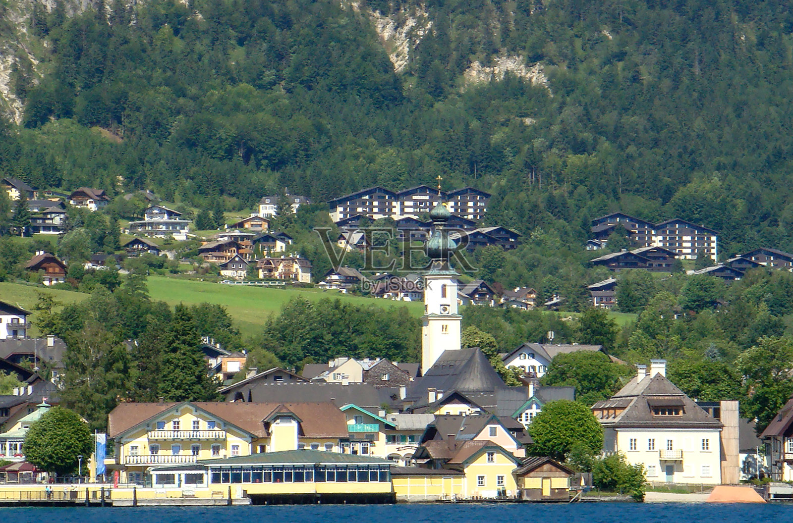 美丽的城市和湖泊在夏日的一天。圣沃尔夫冈。奥地利。照片摄影图片