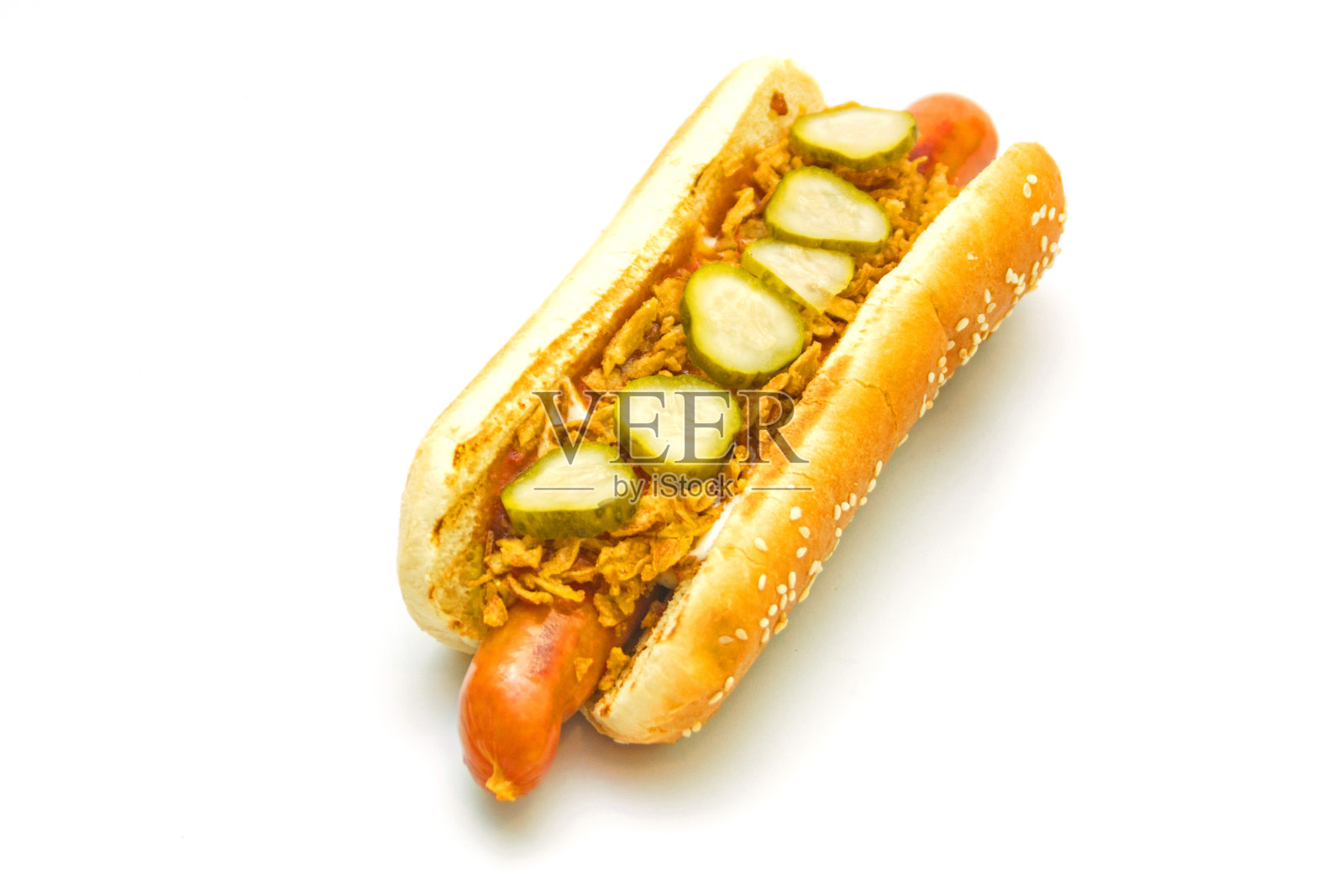 白底腌黄瓜脆洋葱热狗照片摄影图片
