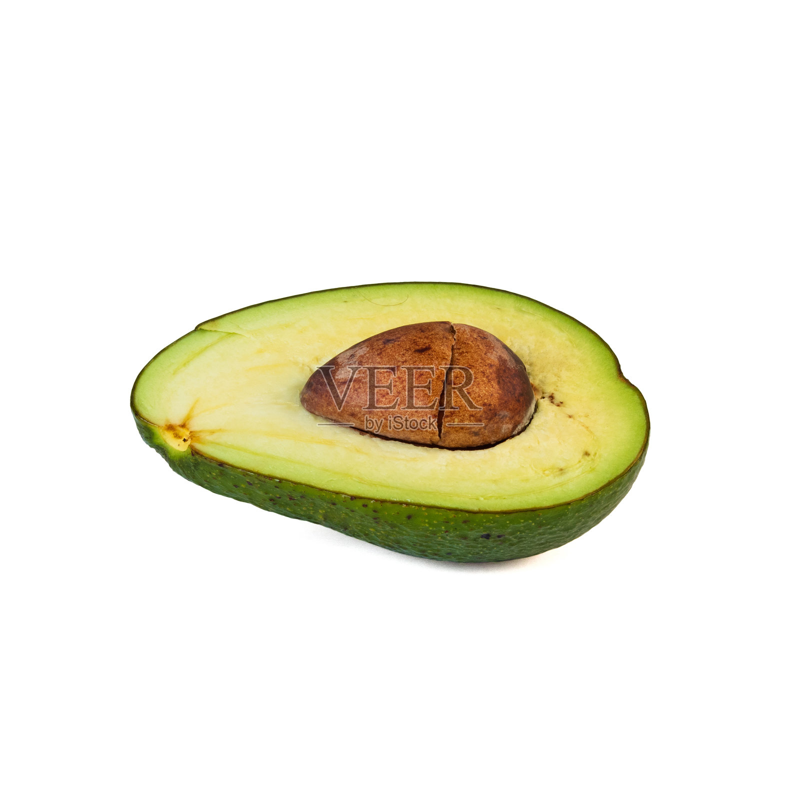 白色背景上孤立的鳄梨。牛油果切片特写。照片摄影图片