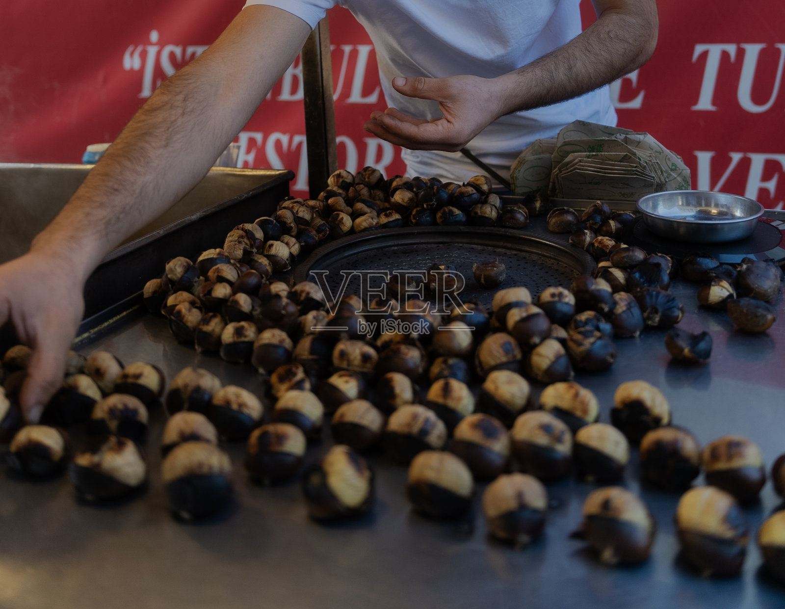 烤栗子特写。烤栗子。伊斯坦布尔街头的栗子油炸食品照片摄影图片