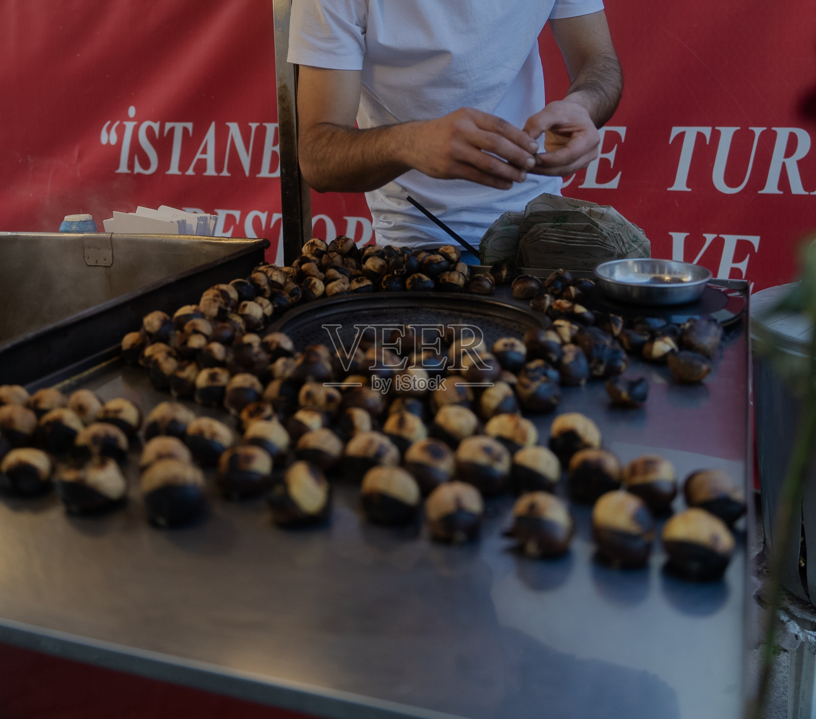 烤栗子特写。烤栗子。伊斯坦布尔街头的栗子油炸食品照片摄影图片