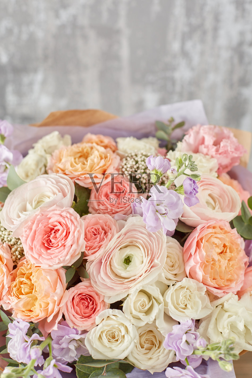 女人手里拿着一束美丽的混合花。花店概念。美丽新鲜的花束。鲜花交付照片摄影图片