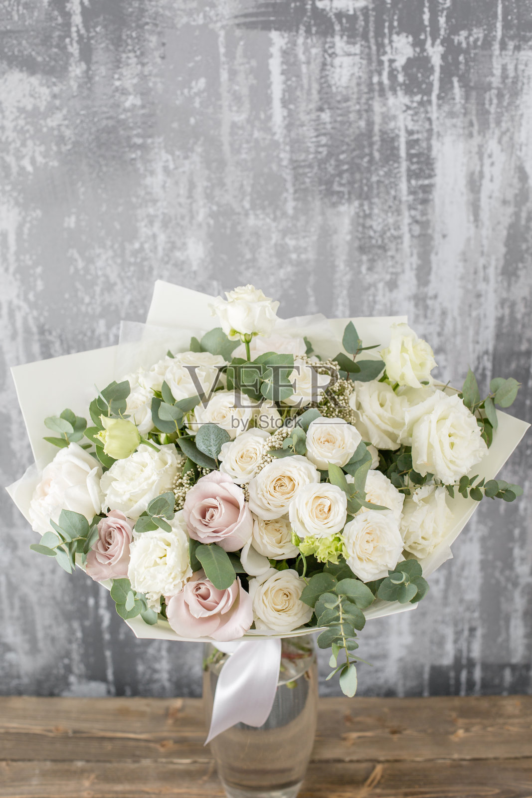 女人手里拿着一束美丽的混合花。花店概念。美丽新鲜的花束。鲜花交付照片摄影图片