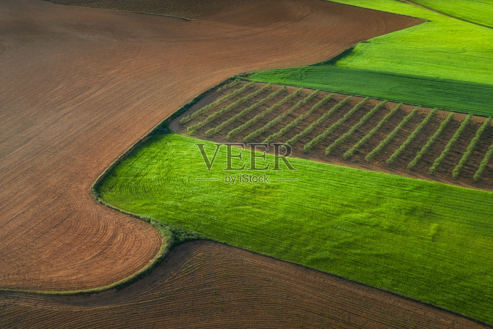 空中道路和小径。色彩斑斓的乡村道路。照片摄影图片