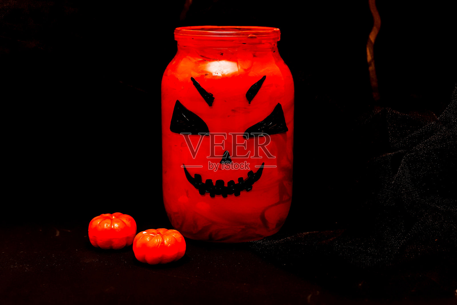 黑色背景上的万圣节橙色南瓜的构图照片摄影图片