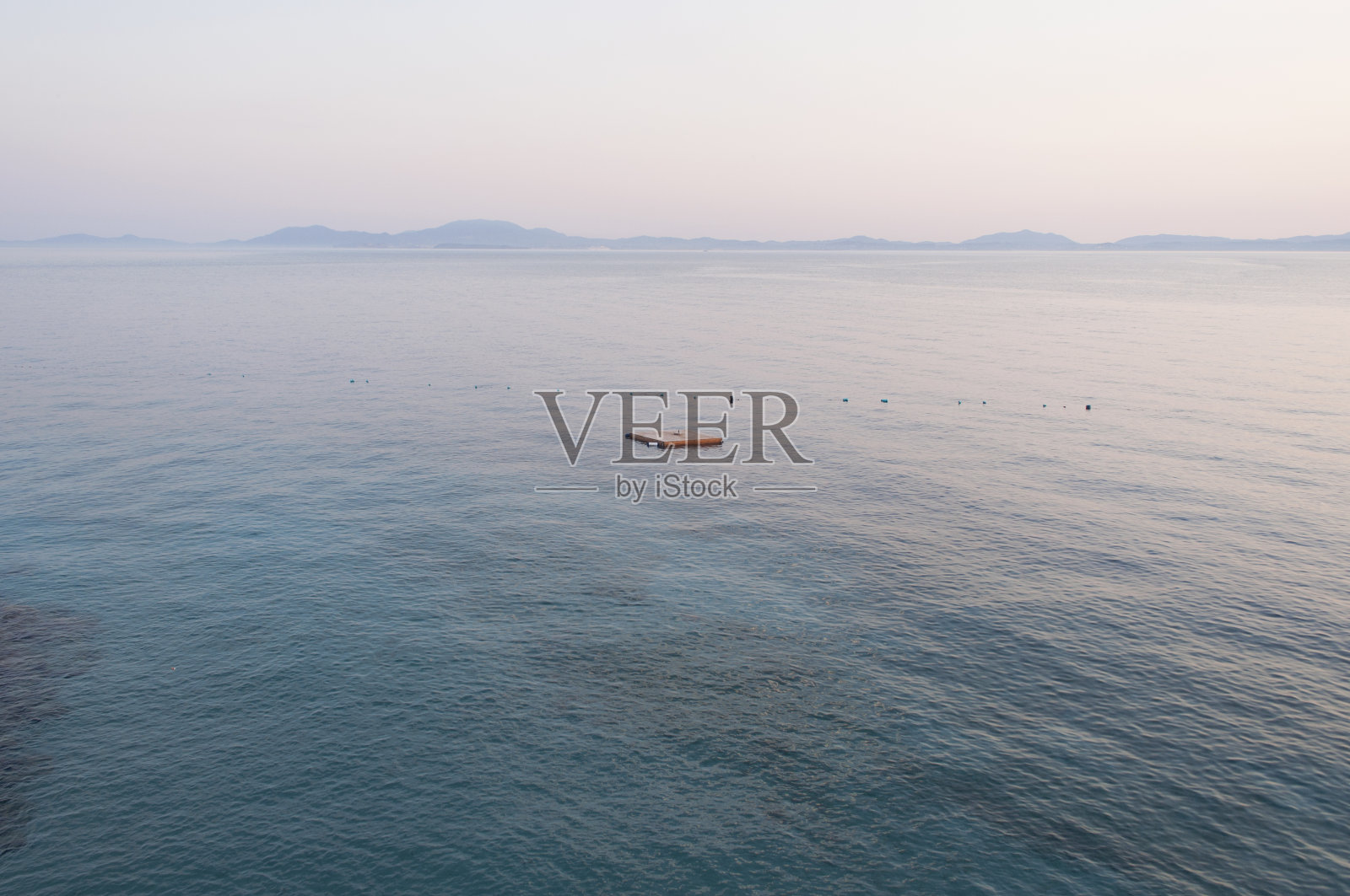 红色平台在地中海与科孚岛山脉在日落的背景。阿尔巴尼亚照片摄影图片