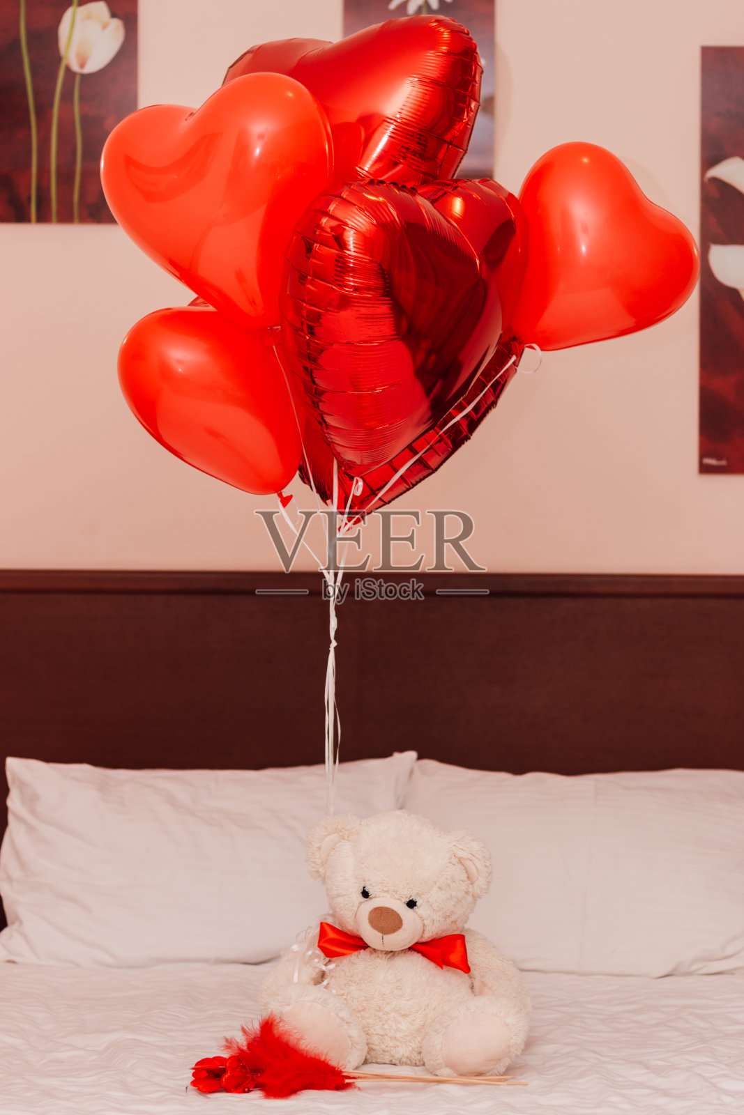 沙发上的白色泰迪熊和红色的心形球是情人节的礼物照片摄影图片