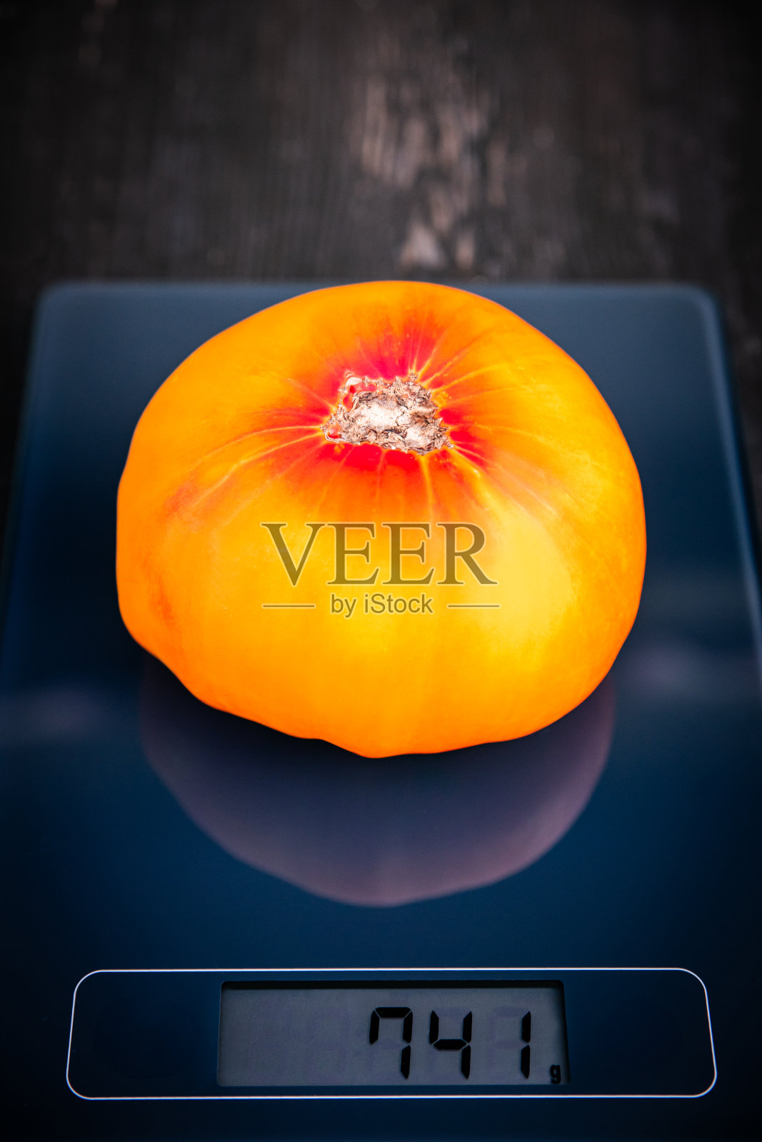 数字秤上有橙色菠萝番茄照片摄影图片