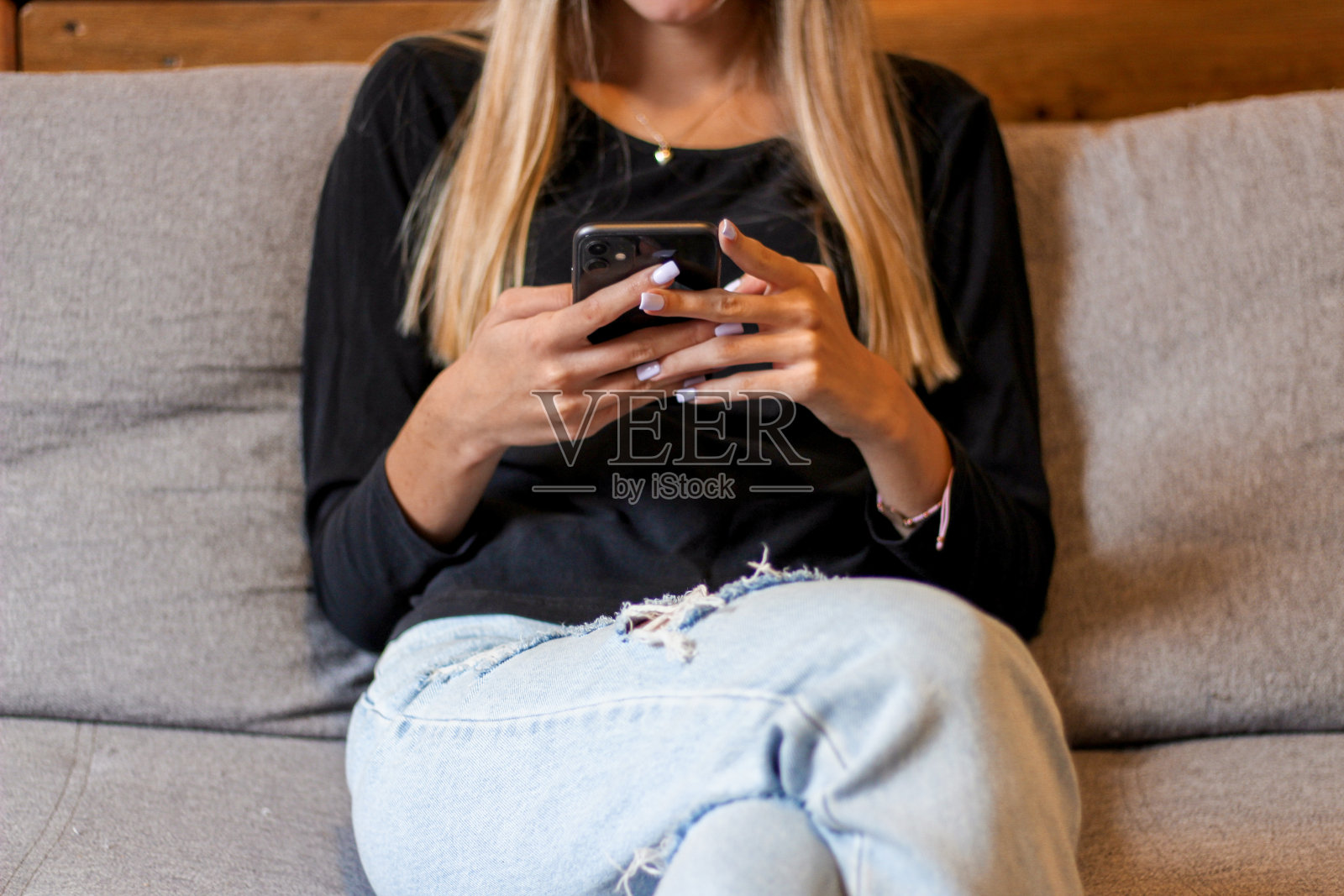 年轻女子在打电话照片摄影图片