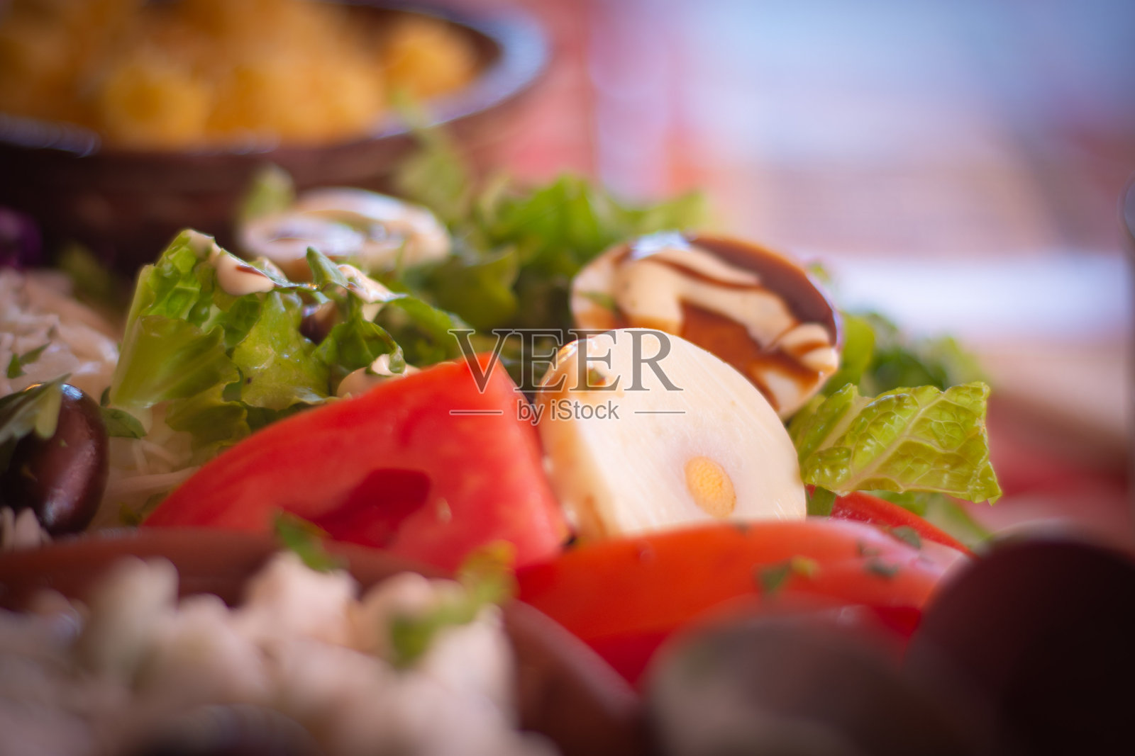 马其顿的传统食物有新鲜的蔬菜沙拉和蘸料照片摄影图片