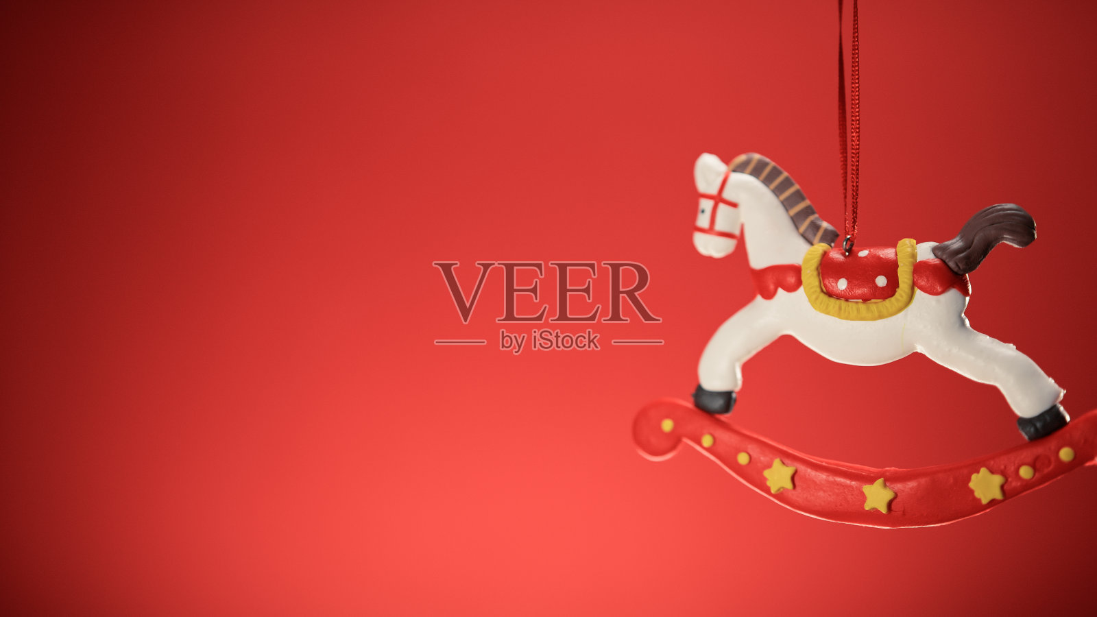 红色背景的旋转木马装饰照片摄影图片