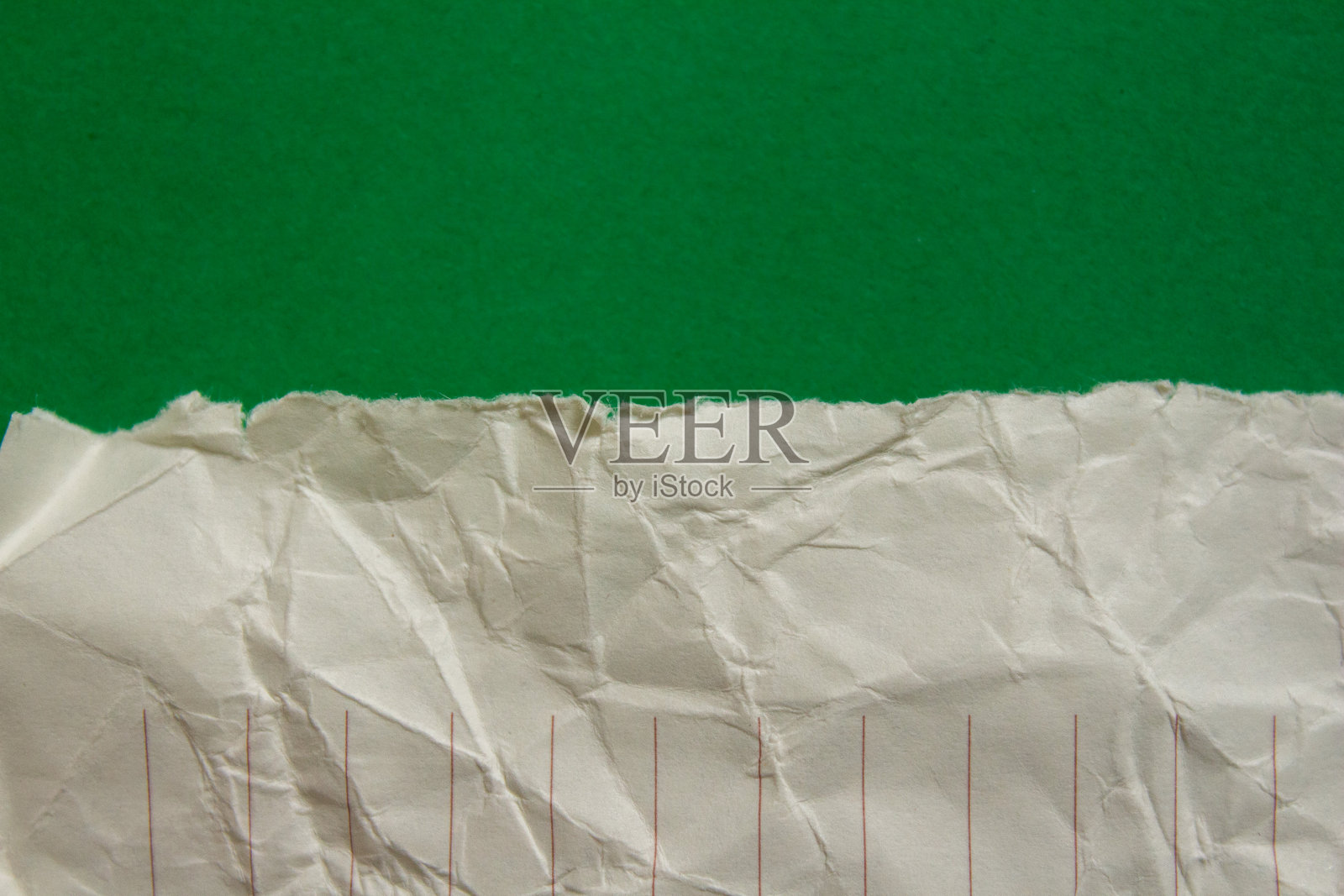 在绿色背景上孤立的撕开的纸片照片摄影图片