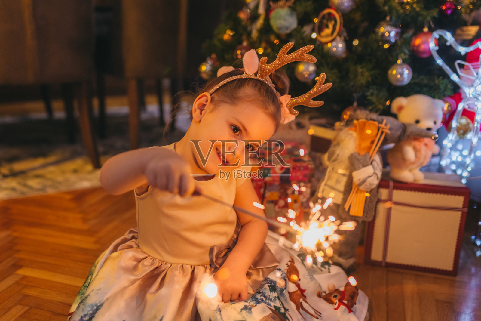 可爱的小女孩在玩洒水器照片摄影图片