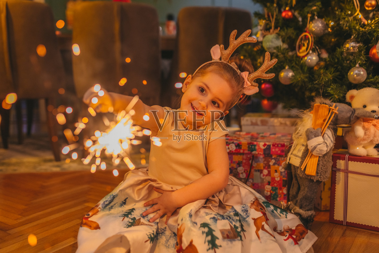 可爱的小女孩在玩洒水器照片摄影图片