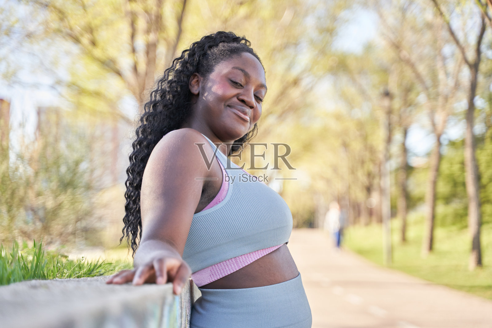 一个年轻的非裔美国女性穿着运动服看着镜头的肖像照片摄影图片