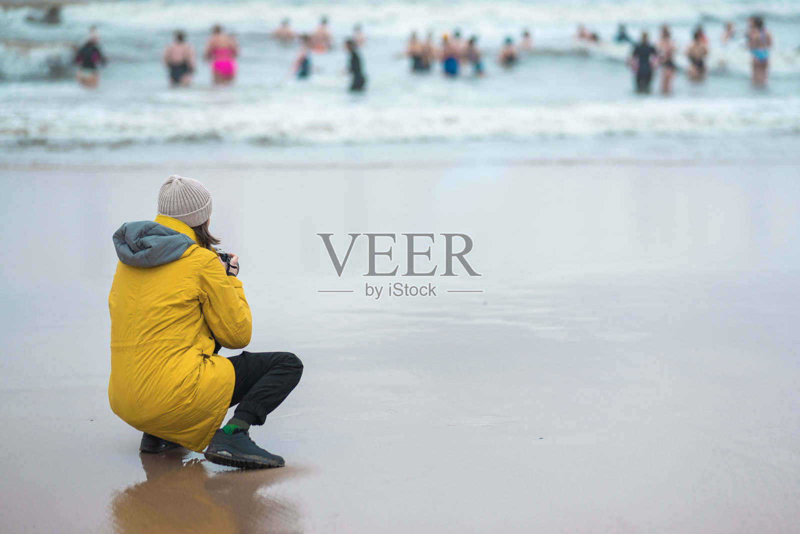 旅游摄影师在北海的背景上拍摄风景照片摄影图片