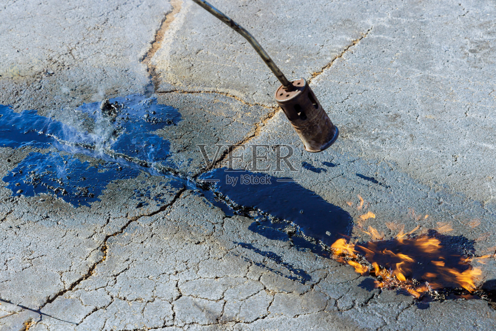 修补工在修复道路时进行涂层、密封、乳液应用照片摄影图片