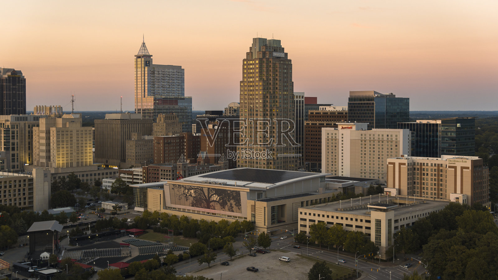 北卡罗莱纳州罗利市中心的黄昏。艺术综合体和办公大楼排列在市中心照片摄影图片
