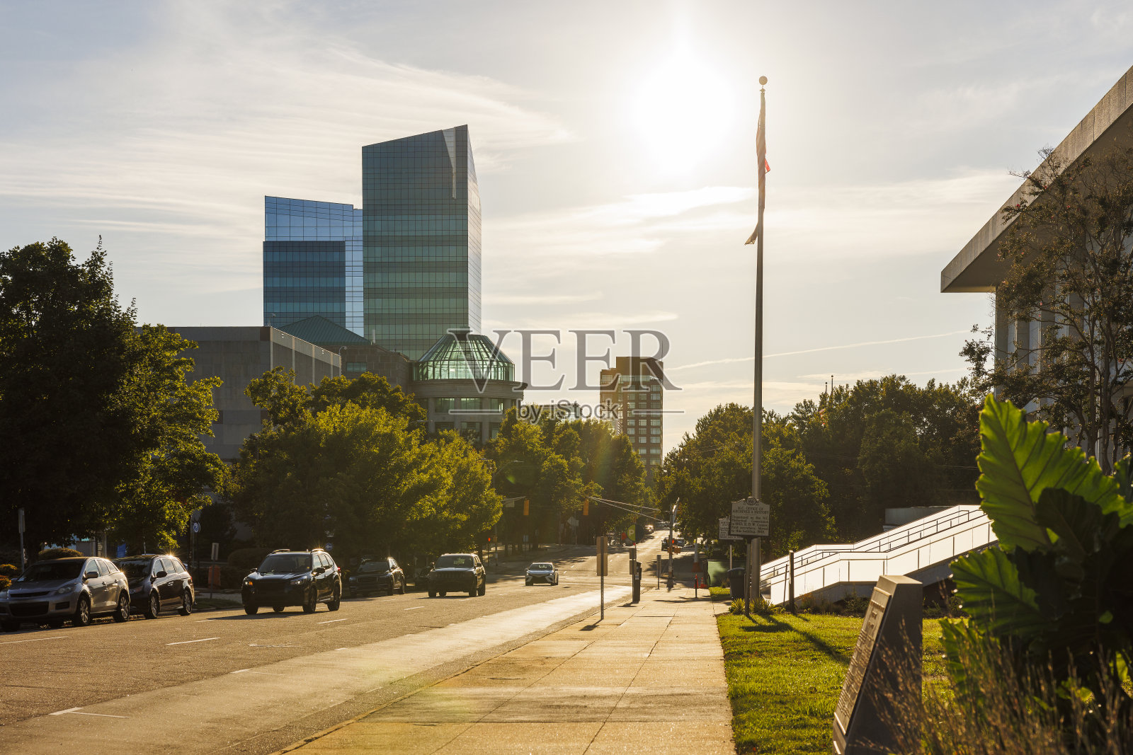 北卡罗莱纳自然科学博物馆和摩天大楼在日落时分在北卡罗来纳州罗利的汽车交通W琼斯街上升照片摄影图片
