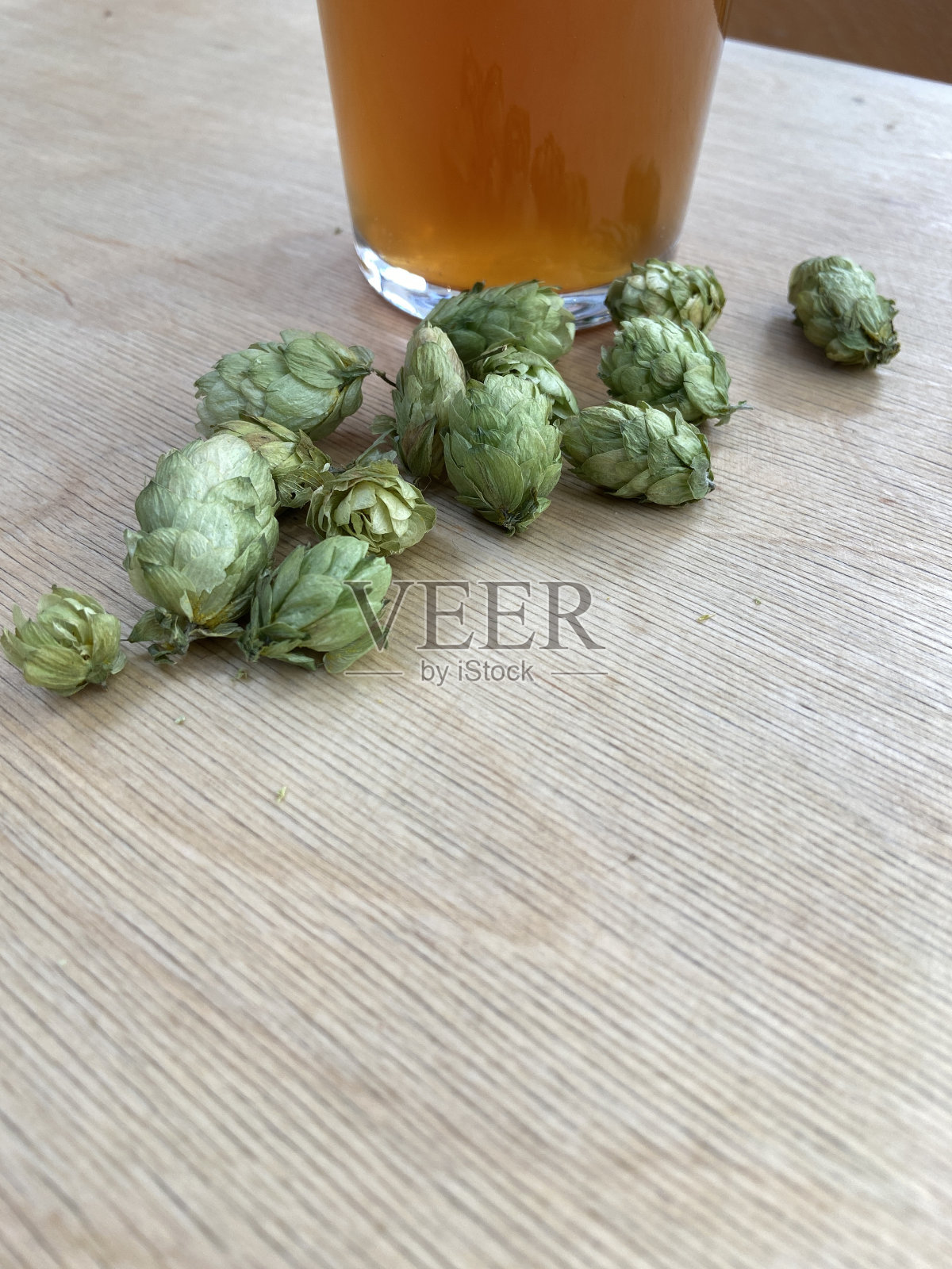 以啤酒花为酿造原料的玻璃啤酒，在顶部视图和复制空间区域照片摄影图片