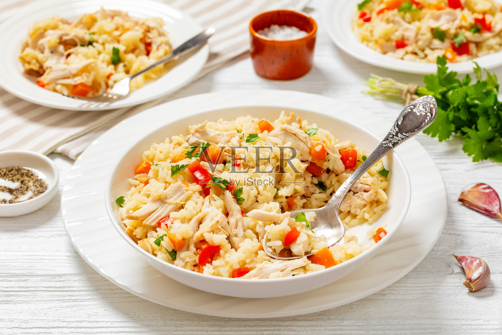 白碗蔬菜鸡炒饭照片摄影图片