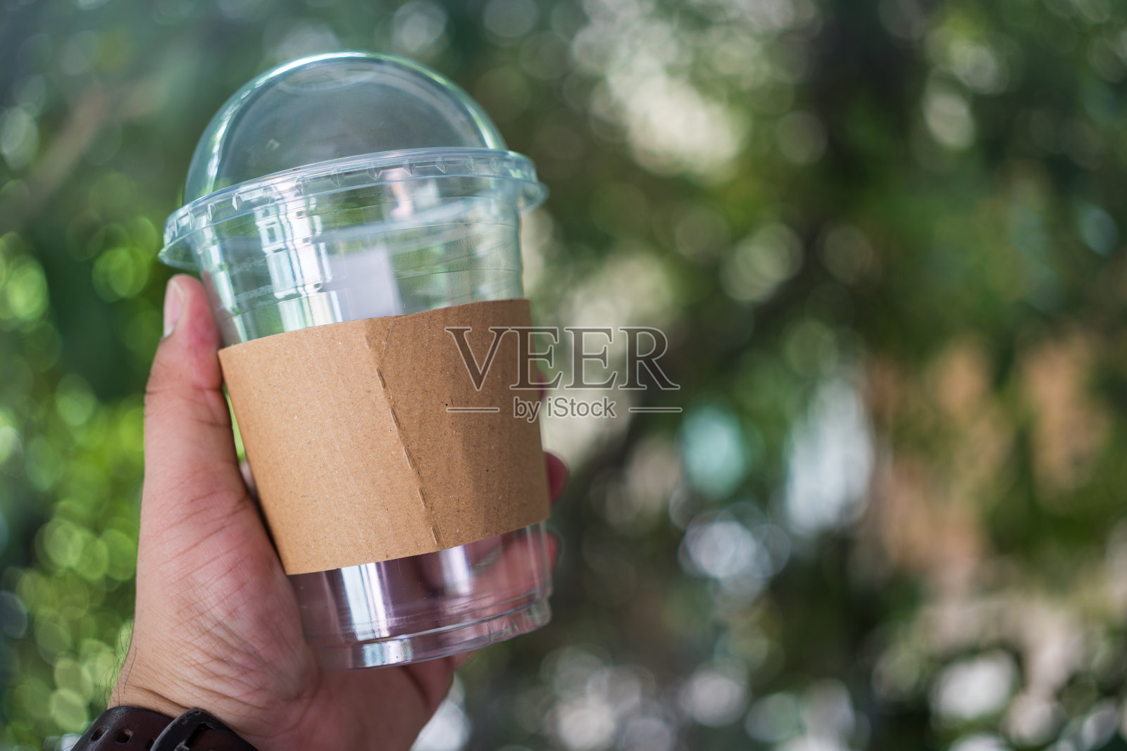 空塑料外卖玻璃和圆顶盖与牛皮纸袖杯在自然背景照片摄影图片