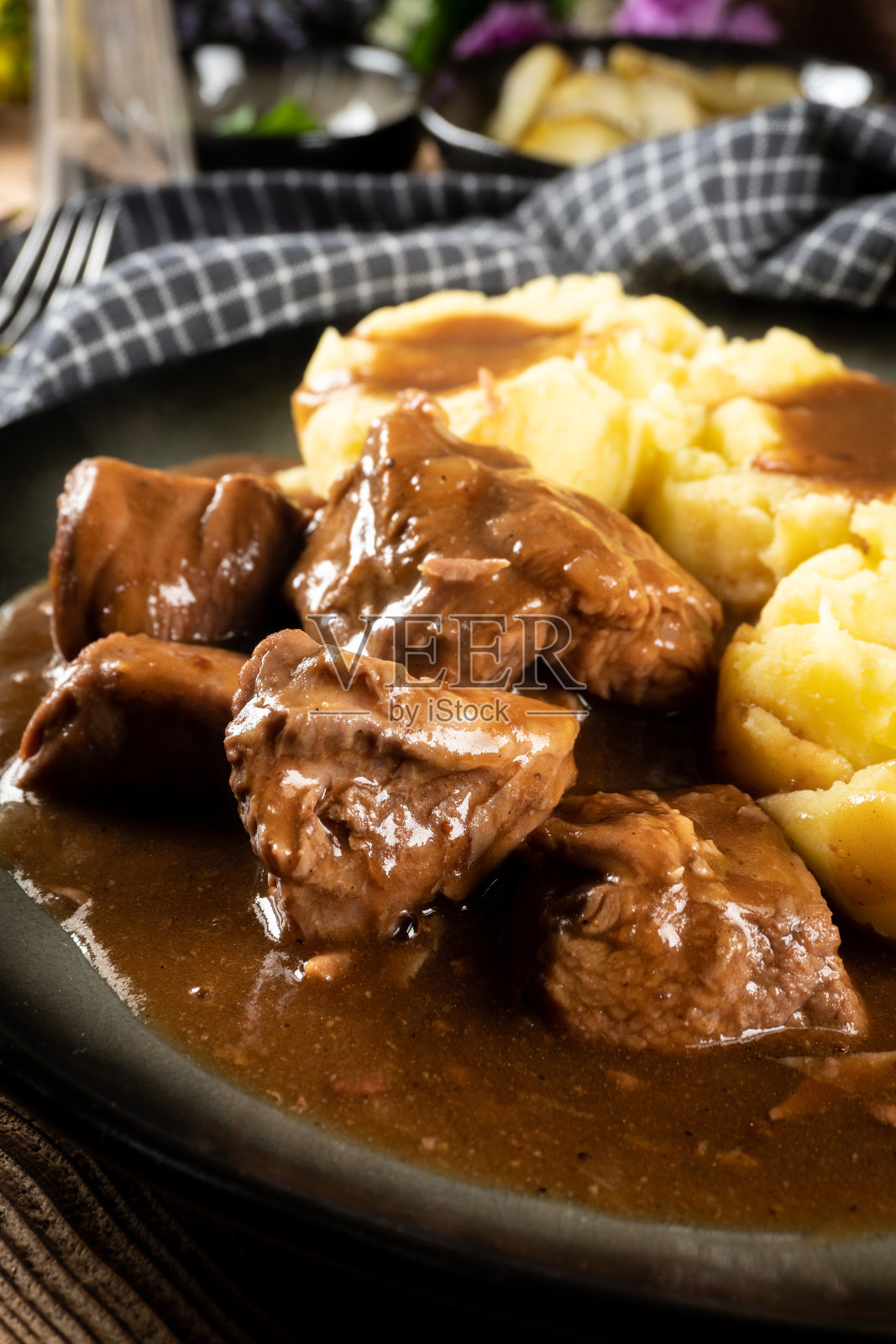 炖火鸡肉。照片摄影图片