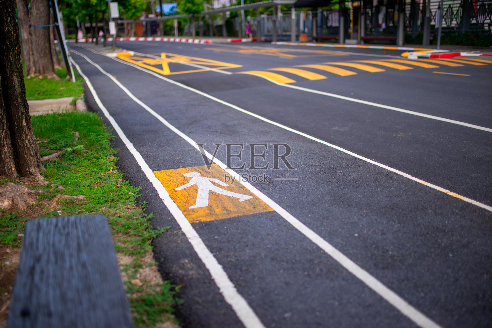 公园道路上的行人标志照片摄影图片