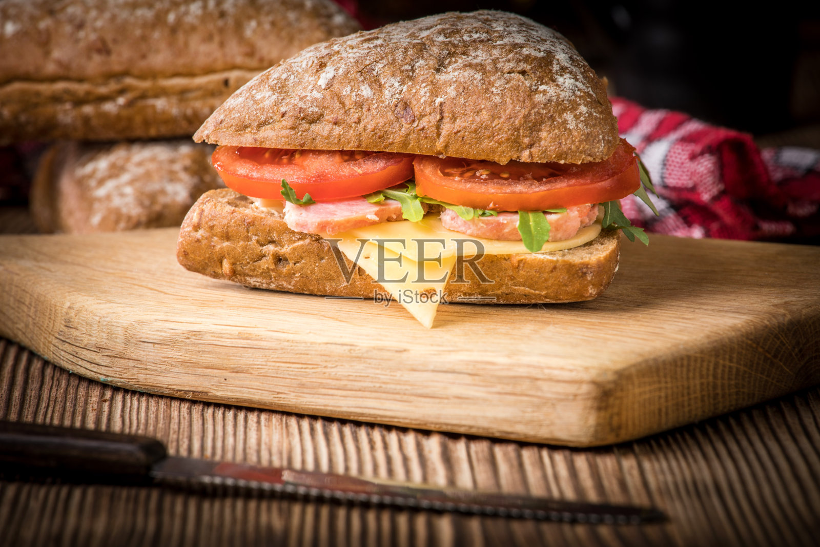 有奶酪、火腿和西红柿的三角形三明治。照片摄影图片