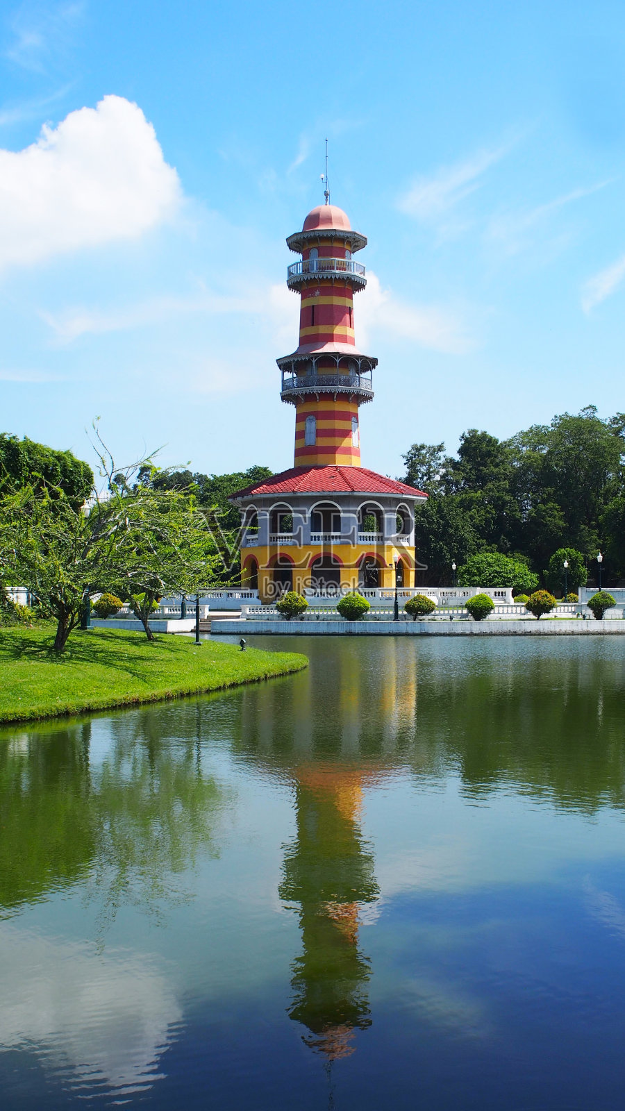 在泰国大城府Bang Pa-In Palace的观景台上，观景台的观景反射照片摄影图片