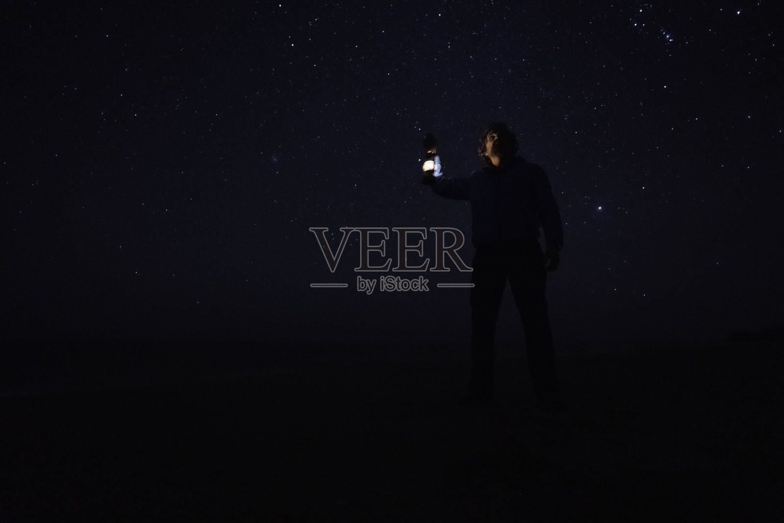 人与自然。一个人晚上在海边看星星。本空间照片摄影图片