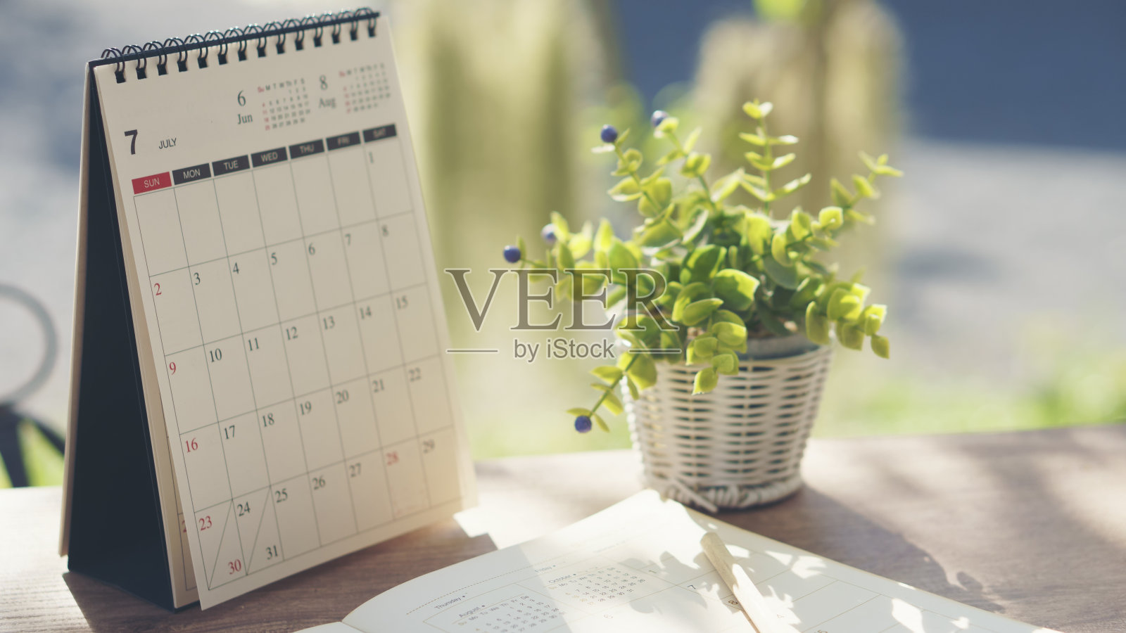 2024日历桌放在商务桌上。桌面日历计划者计划议程，时间表，约会，组织，管理每个日期，月，年在木制办公桌上。日历的概念照片摄影图片