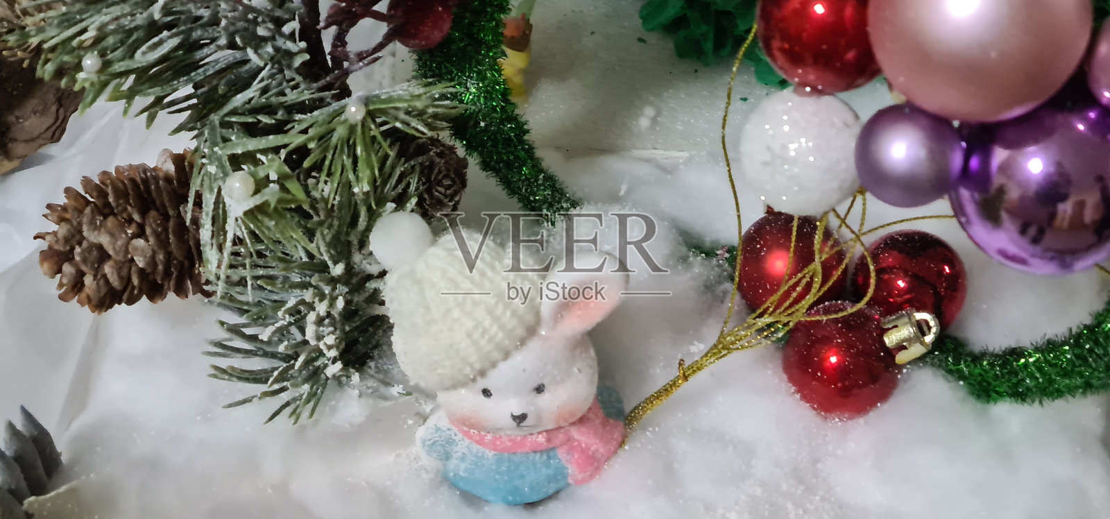 圣诞快乐，新年快乐。兔子是2023年新年的象征照片摄影图片